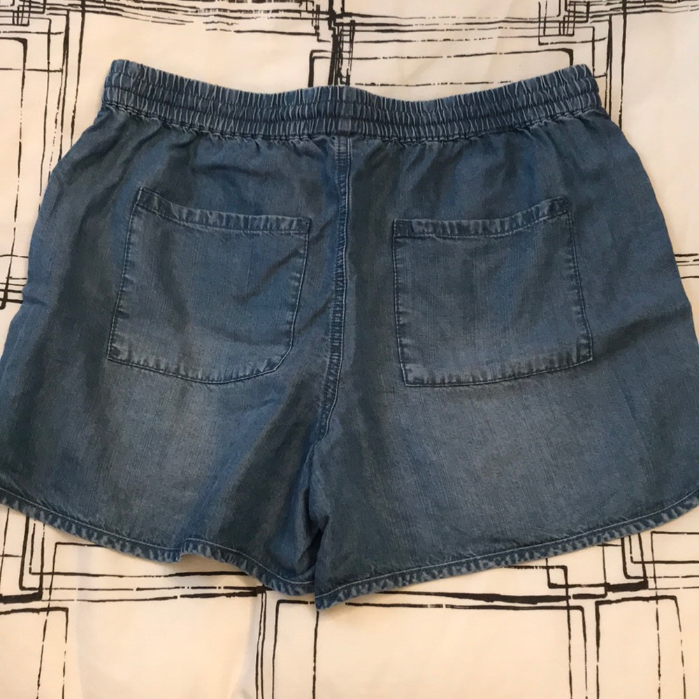 Shorts - Picture 3 of 3